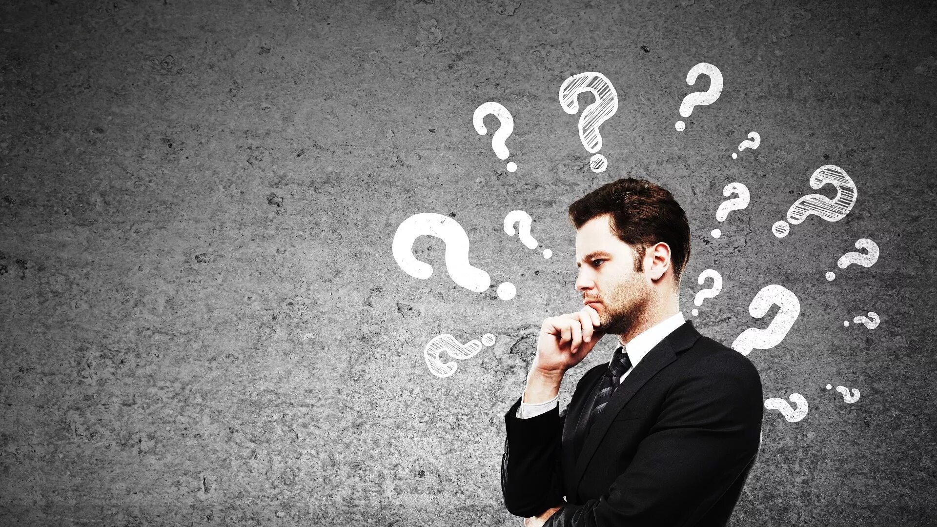 Каждый задавался вопросом. Человек со знаком вопроса. Человек с вопросом. Каждый задавался вопросом. Задумчивая девушка.