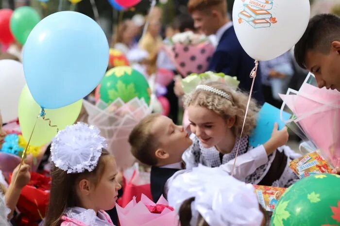 Школа 8 клинцы. 8 школа клинцы линейка. 8 школа клинцы 2002.