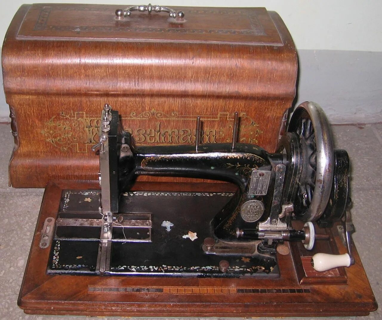 Раритетные Швейные машинки. Старинная швейная машинка. Швейная машинка Старая ручная. Швейная машинка старинная ручная.