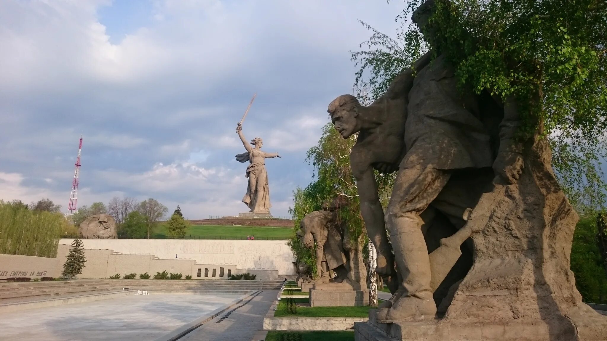 Можно посетить мамаев курган. Скульптура родина-мать мамаев курган волгоград. достопримечательности волгограда мамаев курган площадь героев. площадь мамаева кургана в волгограде. мамаев курган волгоград люди.