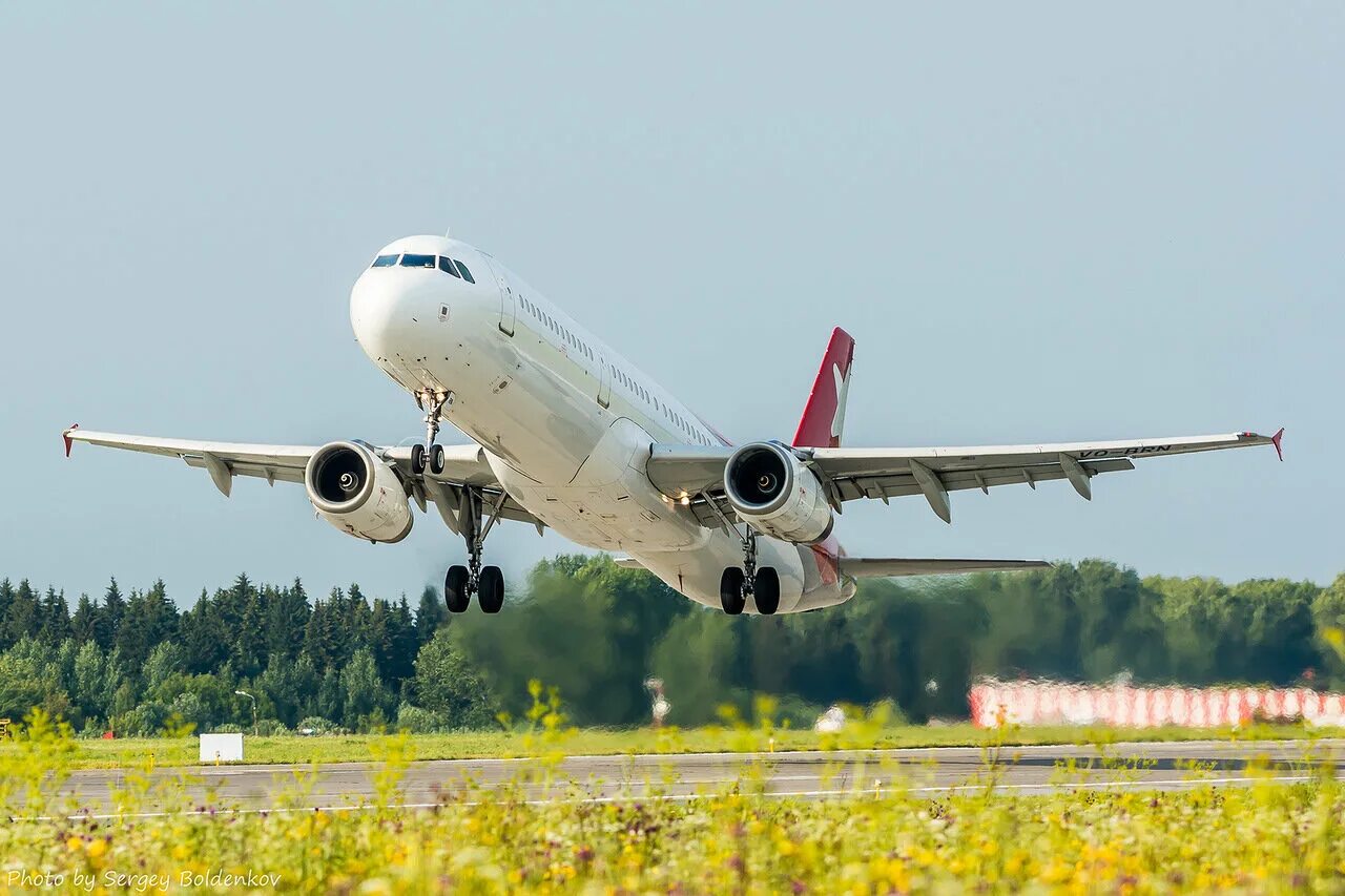 Дасти полейполе шкипер. Рейс mh370. Пассажирский самолет. Embraer e195 авиалайнер. Рейс 370 malaysia airlines.