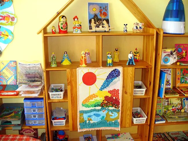 оформление художественного уголка. уголок творчества в детском саду. оформление художественного уголка. художественный уголок в детском саду. уголок изобразительного искусства в детском саду.