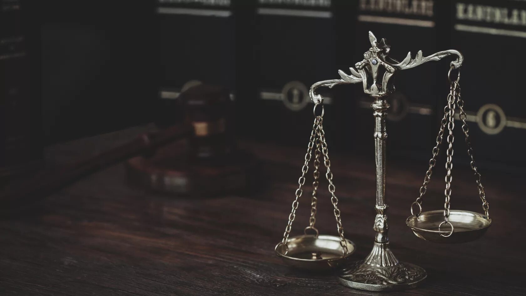 Оказываем помощь уголовного адвоката