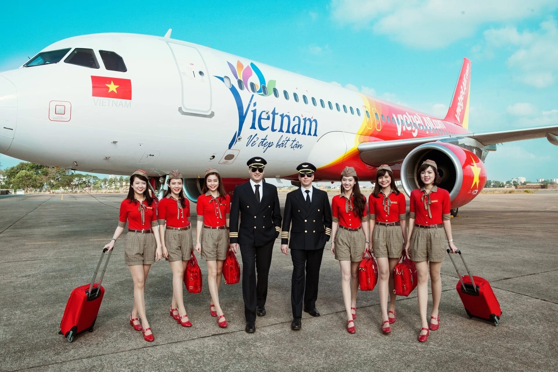 Vietnam airlines. Бухта майя бэй на пхи пхи. Самолет вьетнамских авиалиний. Пхи пхи тайланд. Vietjet air самолеты.