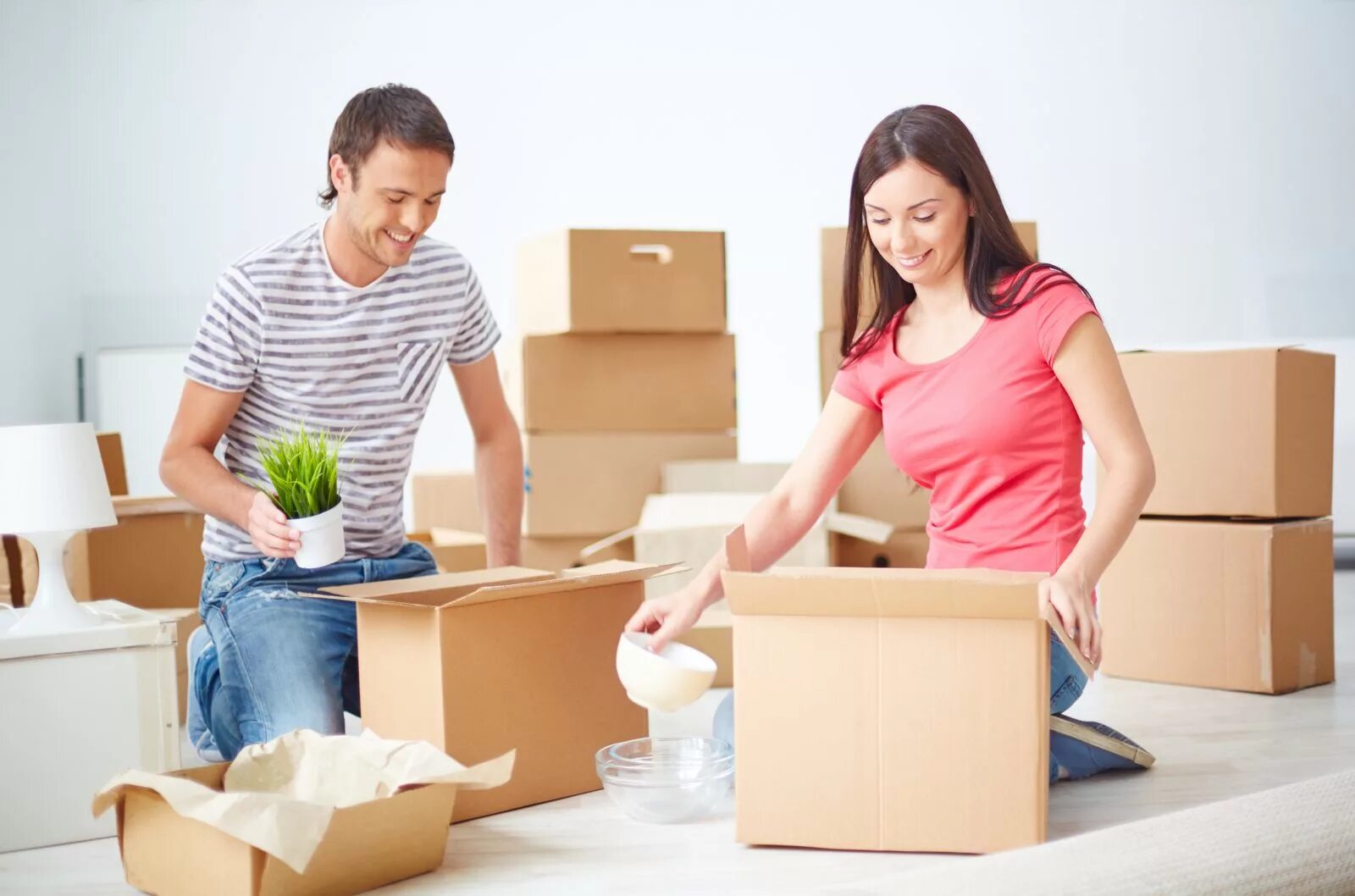 Переезд. Собирание квартир. Переезд людей. Residential Packers and Movers. They a new flat