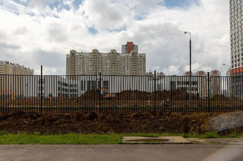 дрожжино новая школа. новая школа в подмосковье 2022. бутовская школа 2 дрожжино новое шоссе. дрожжино новая школа. школа в дрожжино новое шоссе.