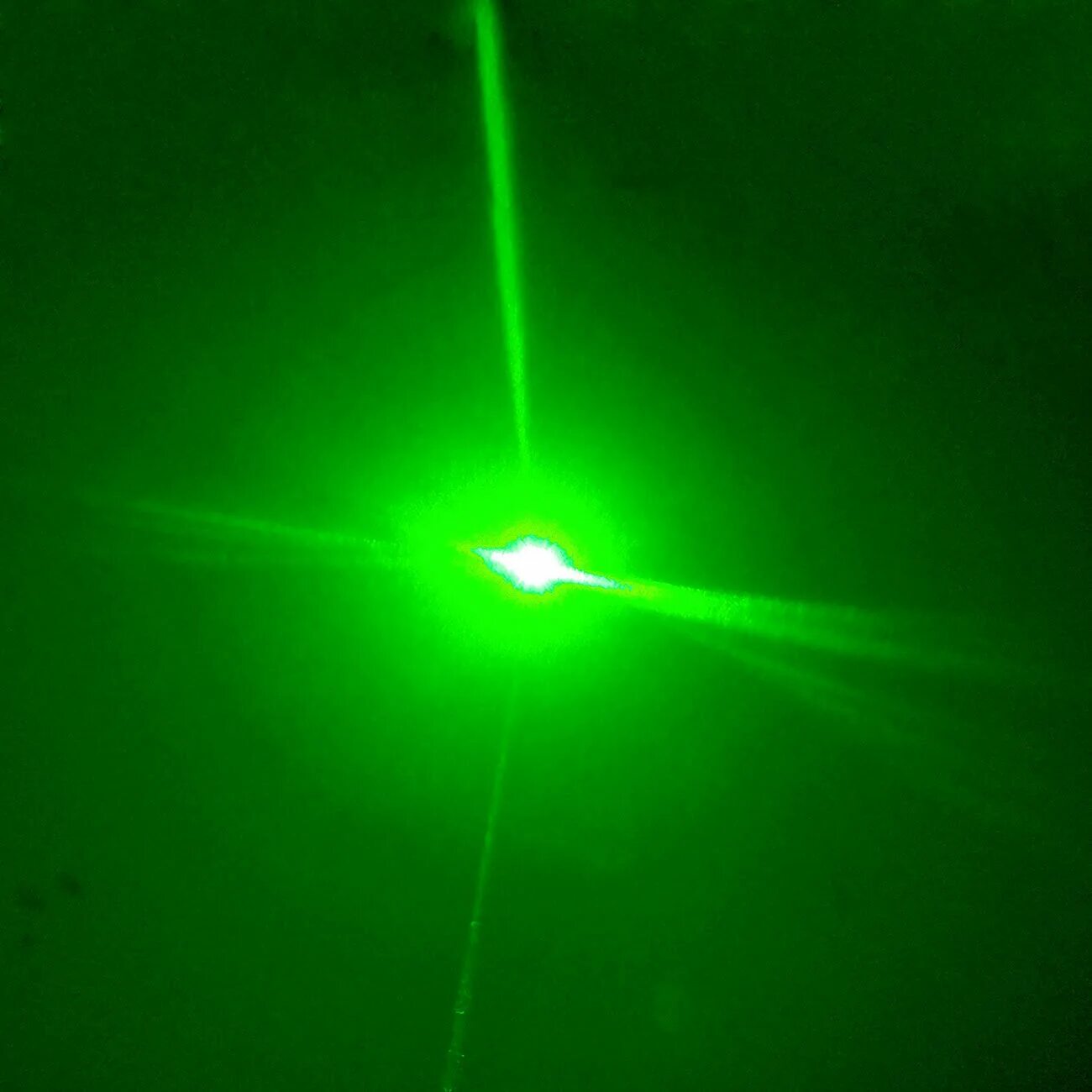 Какого цвета лазер. Laser beam зеленый луч. лазерные излучатели laser beam light ( 500mw 638nm red ). зеленый лучевой лазер s25-g. свет лазера зеленый.