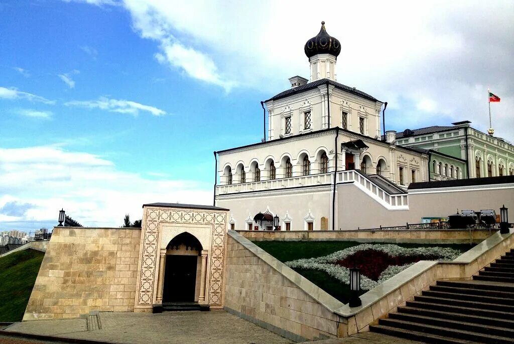 Кремль казань. Музей истории государственности казань. Дворцовая церковь в казанском кремле казань. Дворцовая церковь казанского кремля. Дворцовая введенская церковь казанского кремля.