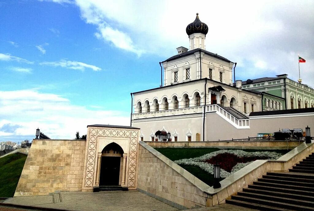 Дворцовая Введенская Церковь Казань. Дворцовая Введенская Церковь Казанского Кремля. Дворцовая Церковь Сошествия Святого духа Казань. Дворцовая Церковь Сошествия Святого духа Казанского Кремля.