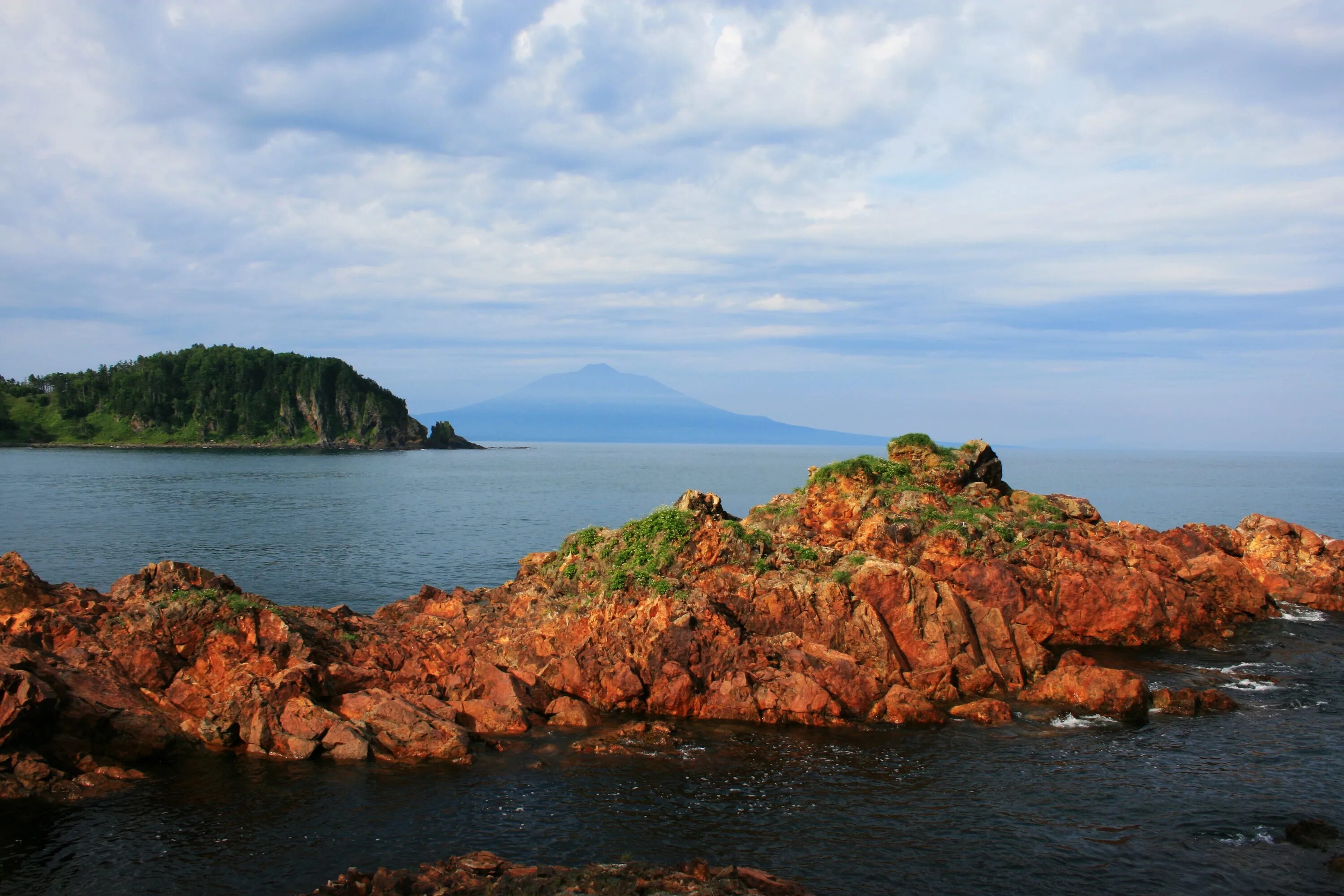 Природа сахалина. Остров Сахалин Охотское море. Охотское море Курильские острова. Мыс Сукачева Кунашир. Курилы Охотское море.