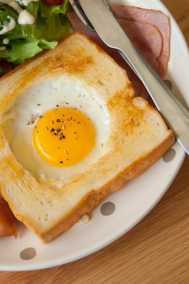 Какое блюдо приготовить из яиц. Яичница. Яичница в хлебе. Оригинальная яичница. Яичница для завтрака.