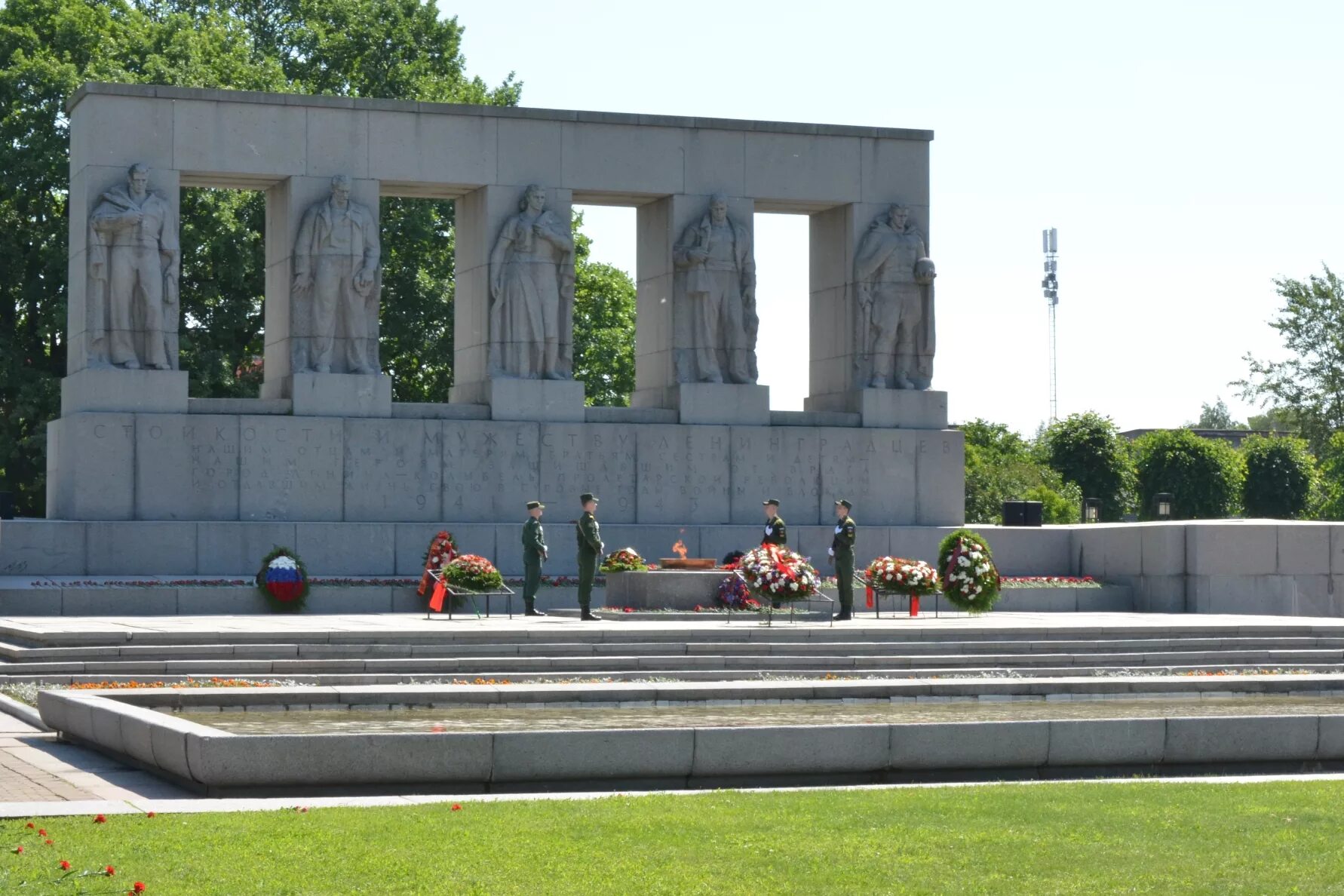 Памятные кладбища. Серафимовское кладбище мемориал. Мемориал на Серафимовском кладбище в Петербурге. Серафимовское кладбище мемориал жертвам блокады. Серафимовское кладбище Братские могилы.