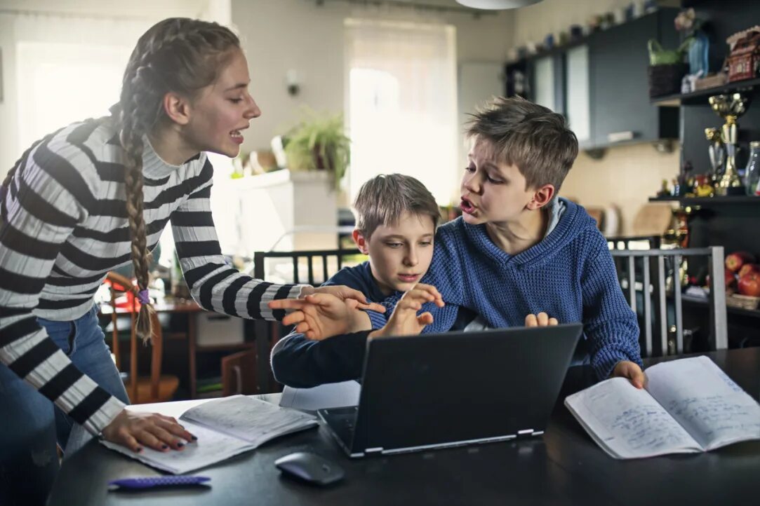 Уставшие родители и дети. Подростки и родители. Ссора с родителями эстетика. Ссора в семье. Воспитание ребенка.