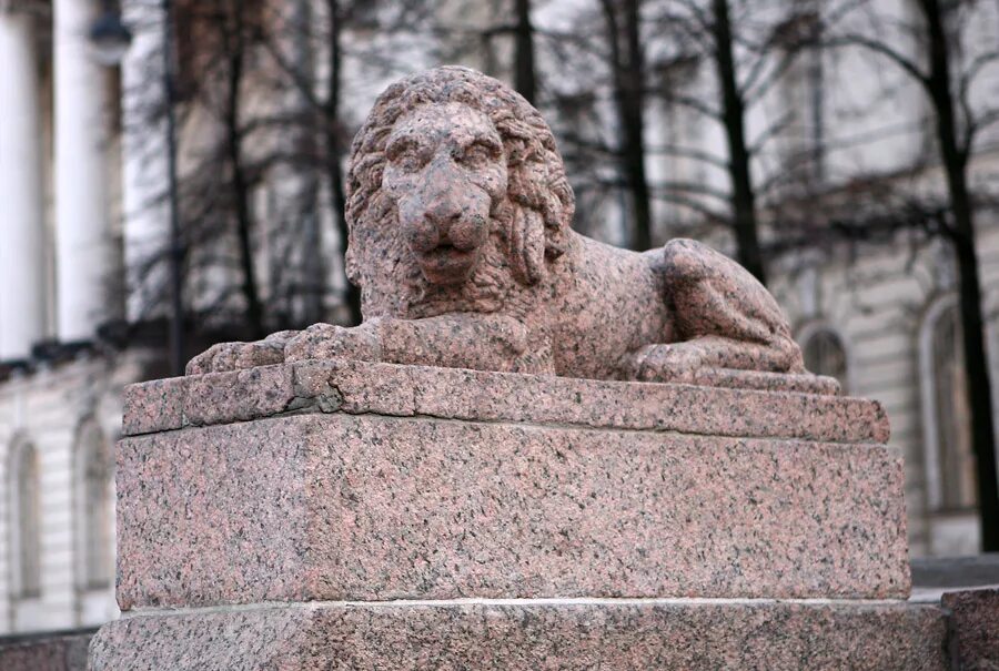 Гранит петербург. Гранитный лев петербург. гранитные львы английской набережной санкт петербург. санкт петербург лев из гранита. санкт петербург пушкин лев.