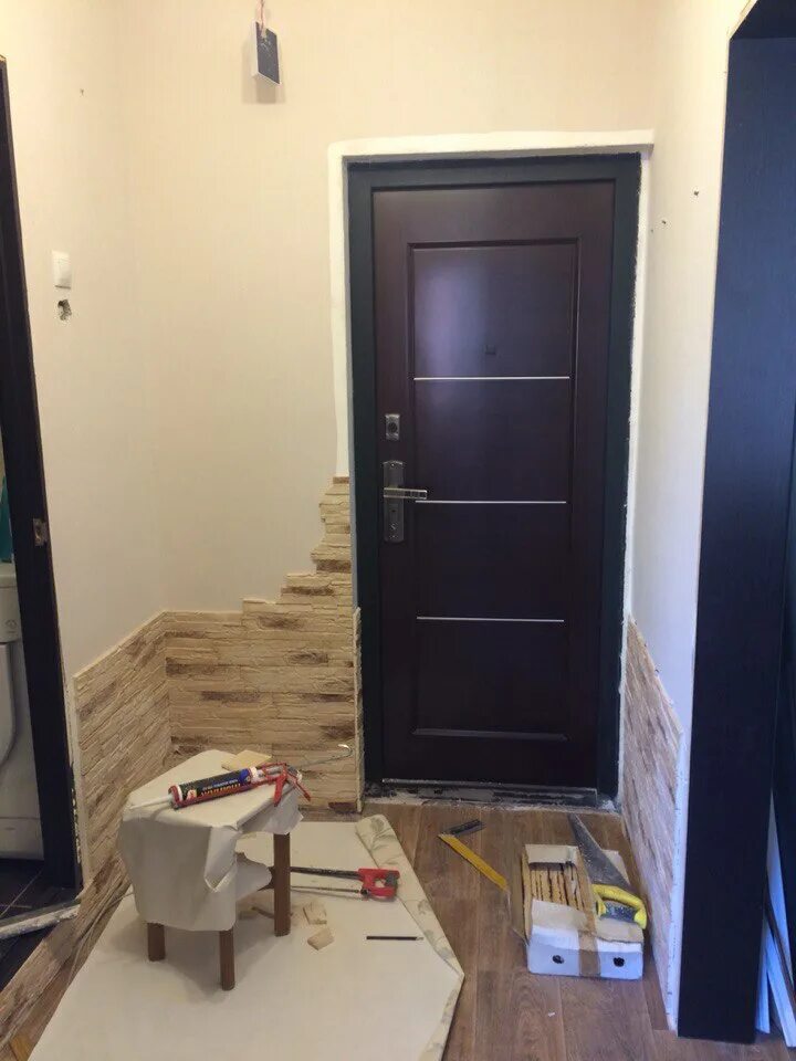 Двери с узкими наличниками. Классическая дверь без наличников. Дверь стена межкомнатные. Межкомнатная дверь вплотную к стене. Дверь вплотную к стене.