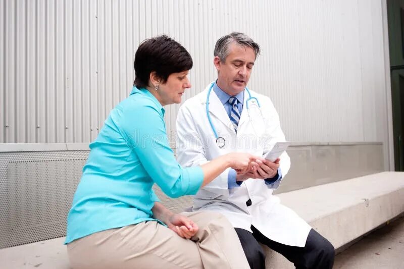 Осмотр пациента лёжа. Фото доктор легонечко трогает шею ребёнка. Врач пальпирует живот девушке. Медосмотр женщин стетоскоп. Врач общупал девушку.