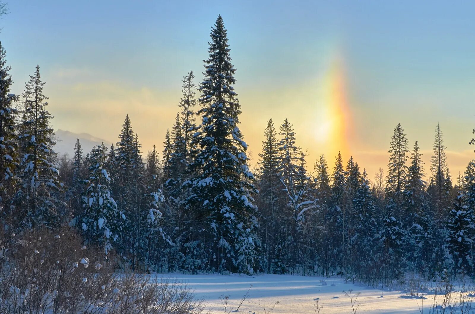 Радуга зимой. Морозная радуга гало. Зимняя радуга гало. Радуга зимой. Морозная радуга.