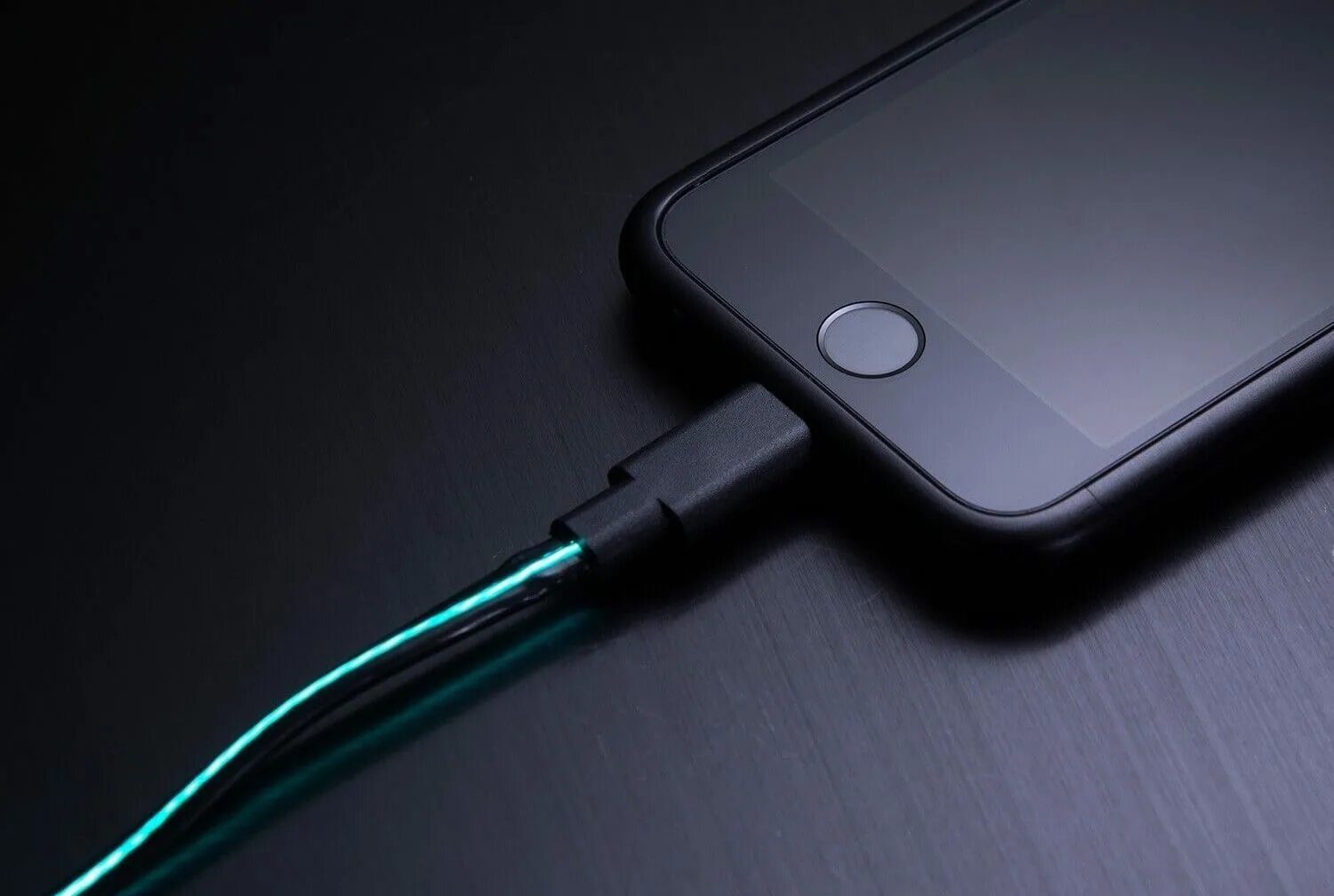 Apple iphone lightning. Iphone 14 Lightning разъем. Iphone 15 кабель в комплекте. Iphone se 2016 зарядка кабель. Apple изобрела умную зарядку для iphone.