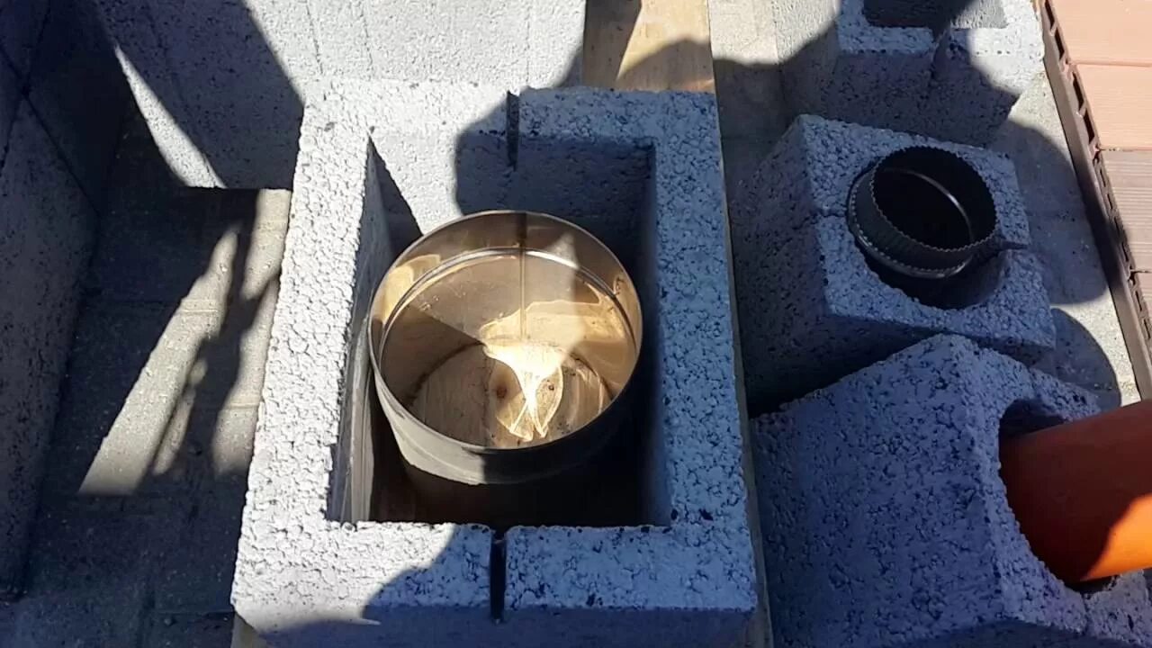 Кладка вентканалов в доме из газобетона. Труба в газоблоке. Труба в газоблоке. Вентканалы в газобетоне. Вентканалы из газобетона 300.
