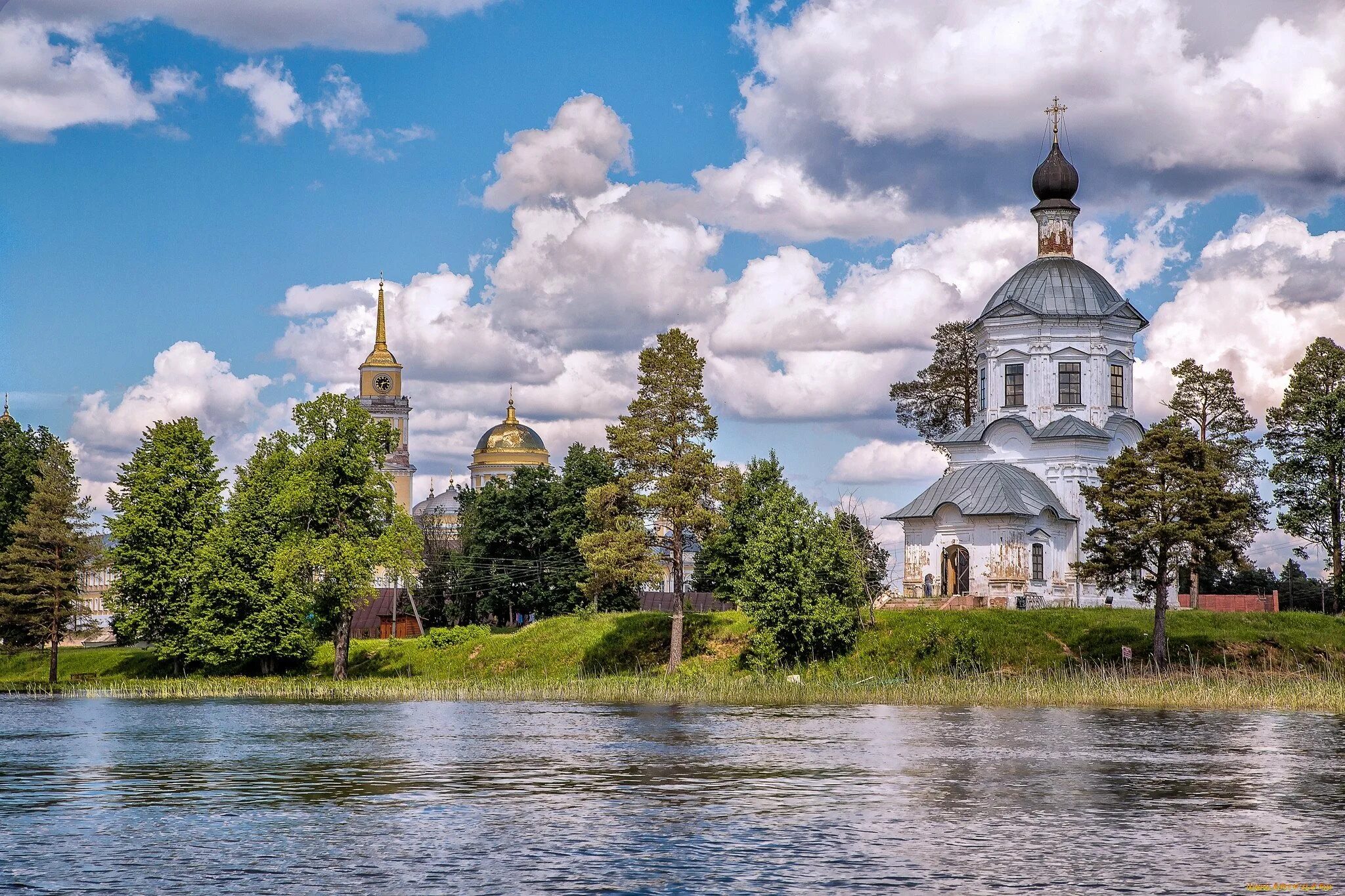 Церковь на берегу озера. Монастырь Валаам Селигер. Церковь на озере Селигер.