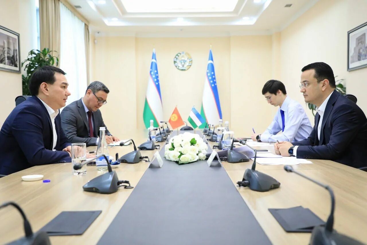 Бизнесмены узбекистана. Предприниматели узбекистана. Мурод назаров оиласи. Президент наградил предпринимателей узбекистан. Хикмат абдурахманов.