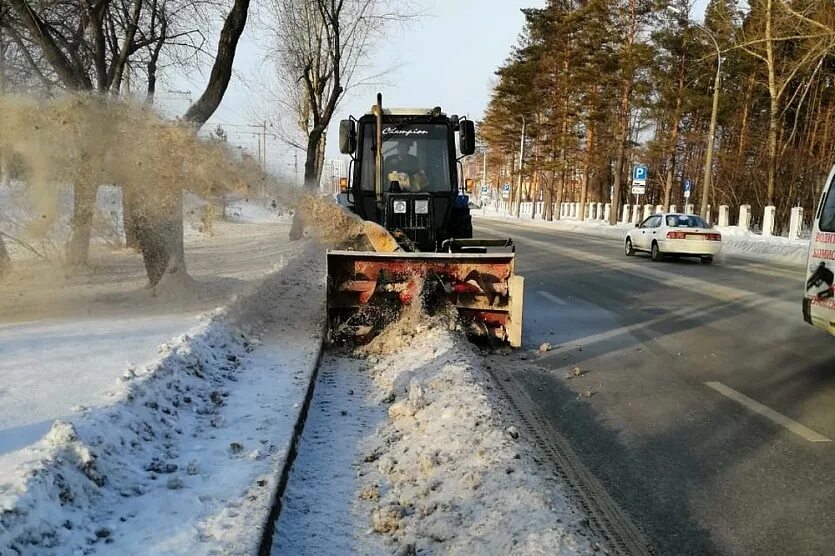 Уборка снега. Очистка дорог от снега. Трактор для уборки снега. КАМАЗ для уборки снега на дорогах. Дорога очищения