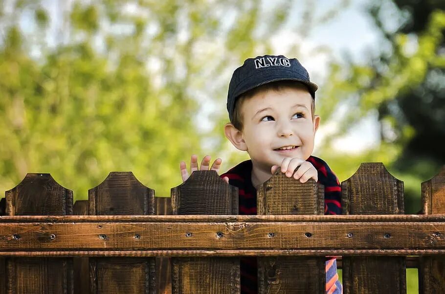 Фотосессия для мальчика. Child boy photos. Мальчик на заборе. Счастливый мальчик. Child boy photos.