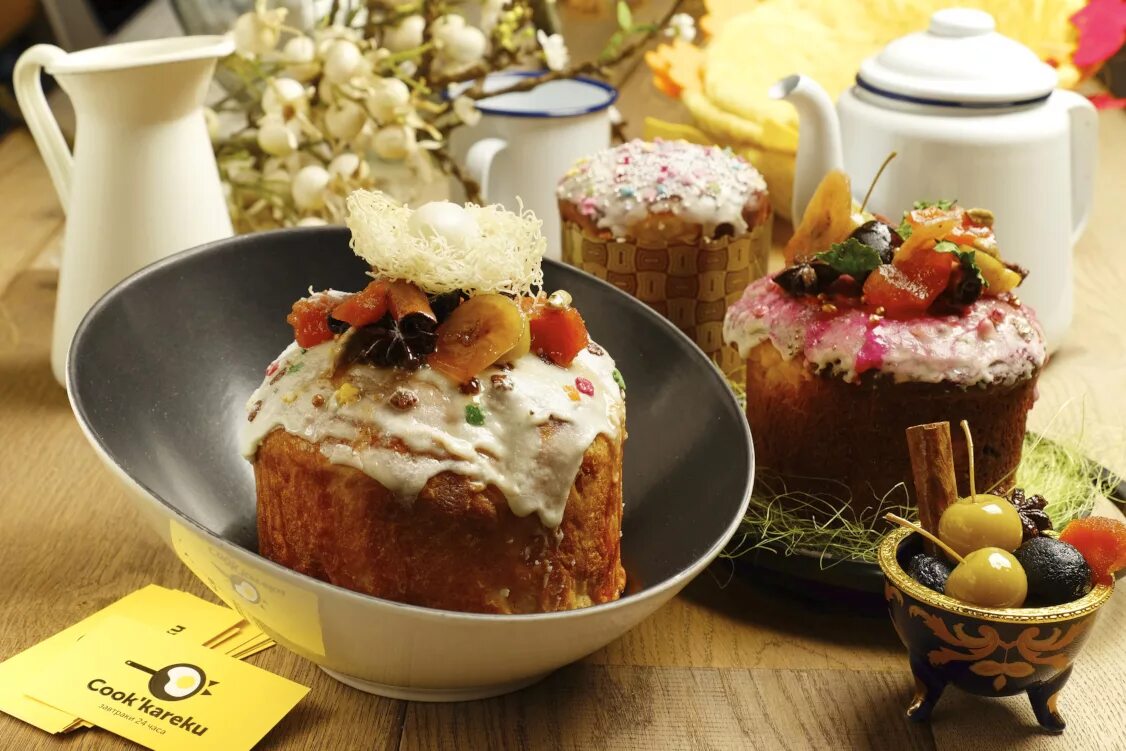 пасхальный кулич с белым шоколадом. парень с куличом. кулич андерсон с фисташками. пасхи кафе. кулич кафе чайковский москва.