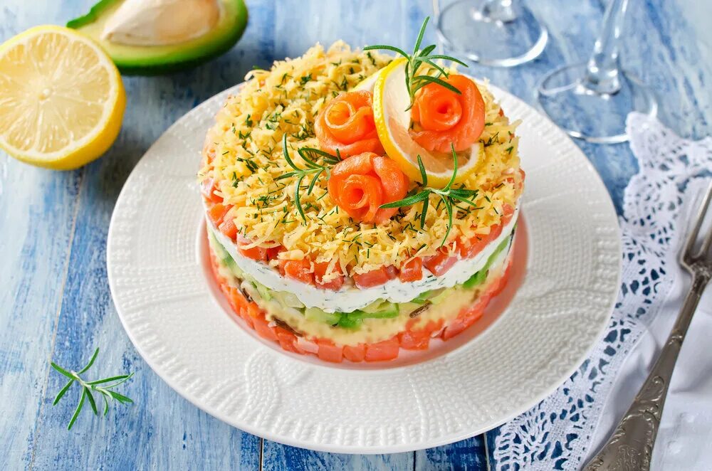 Салатик с рыбкой. К празднику. Салаты на рыбный стол. Саамы рыба. Вкусные салаты на праздничный стол с рыбой.