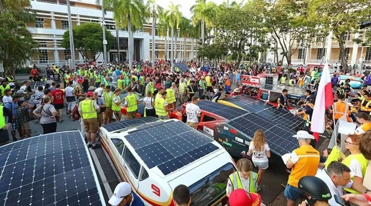 World solar challenge. Гонка солнцемобилей в австралии. world solar challenge 2017. лэти гонки в австралии на солнцемобиля.