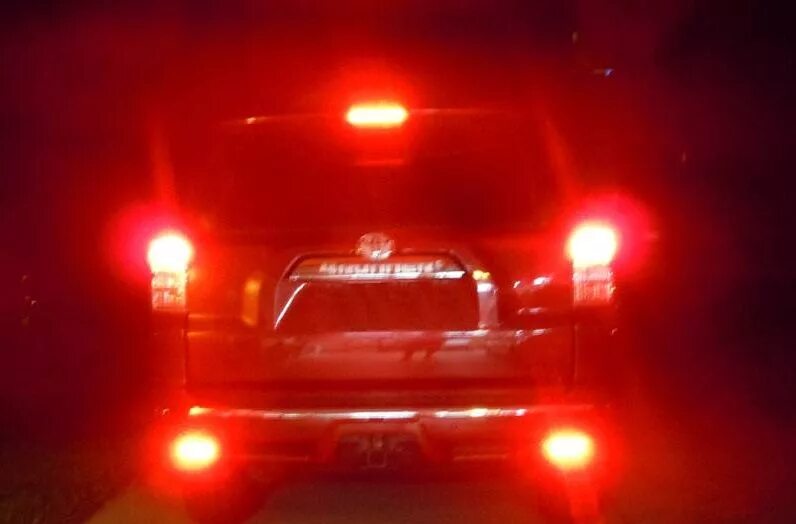 Фары авто гиф. Стоп сигнальные огни песня. Чёрный бумер текст. Стоп сигнальные огни песня. Серёга чёрный бумер текст песни.