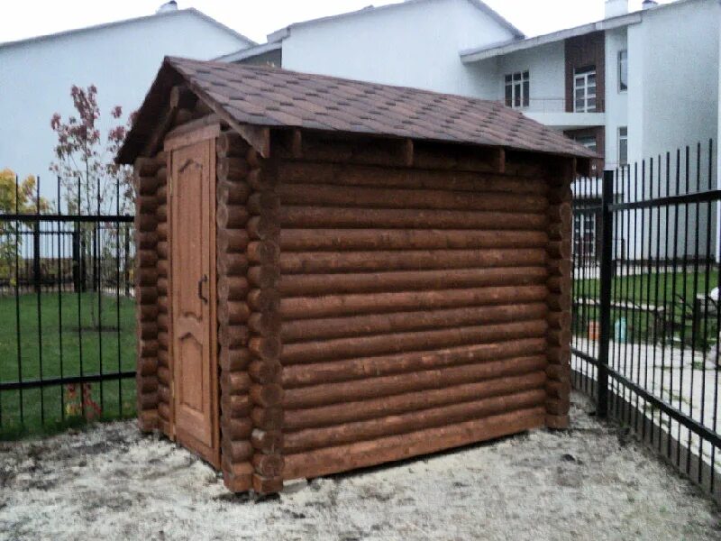 Хозблок из бревна. Сарай из бревен. хозблок из кругляка. хозблок из имитации бревна.