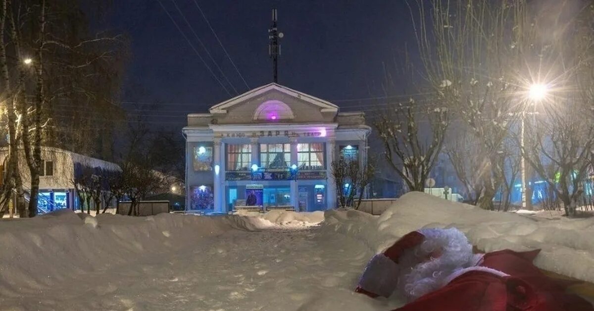 Дети зимой. Дед мороз в сугробе. Солнечный зимний день. Люди в городе зимой. 1 января фото.