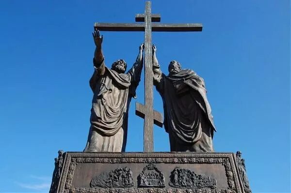 Молния в статую апостола петра. Памятник петру и павлу. памятник апостолам петру и павлу. статуя апостола петра и павла. петр и павел статуя.