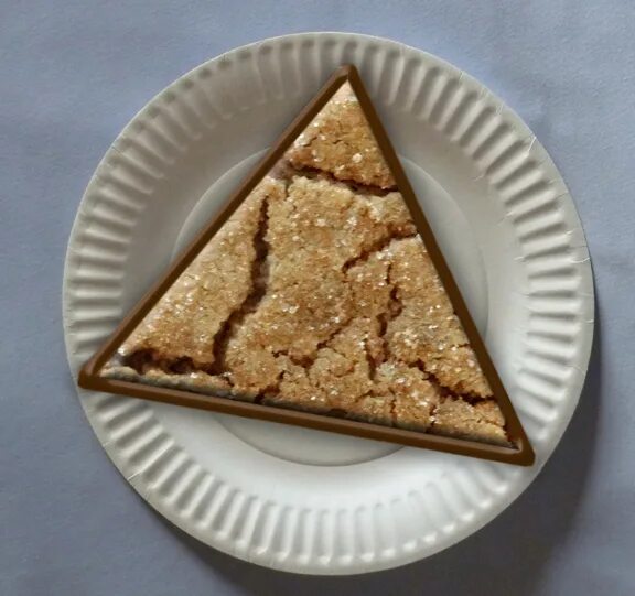 Печенье домашнее треугольники форма. Треугольное печенье. Треугольный торт. Печенье треугольной формы. Торт треугольной формы.