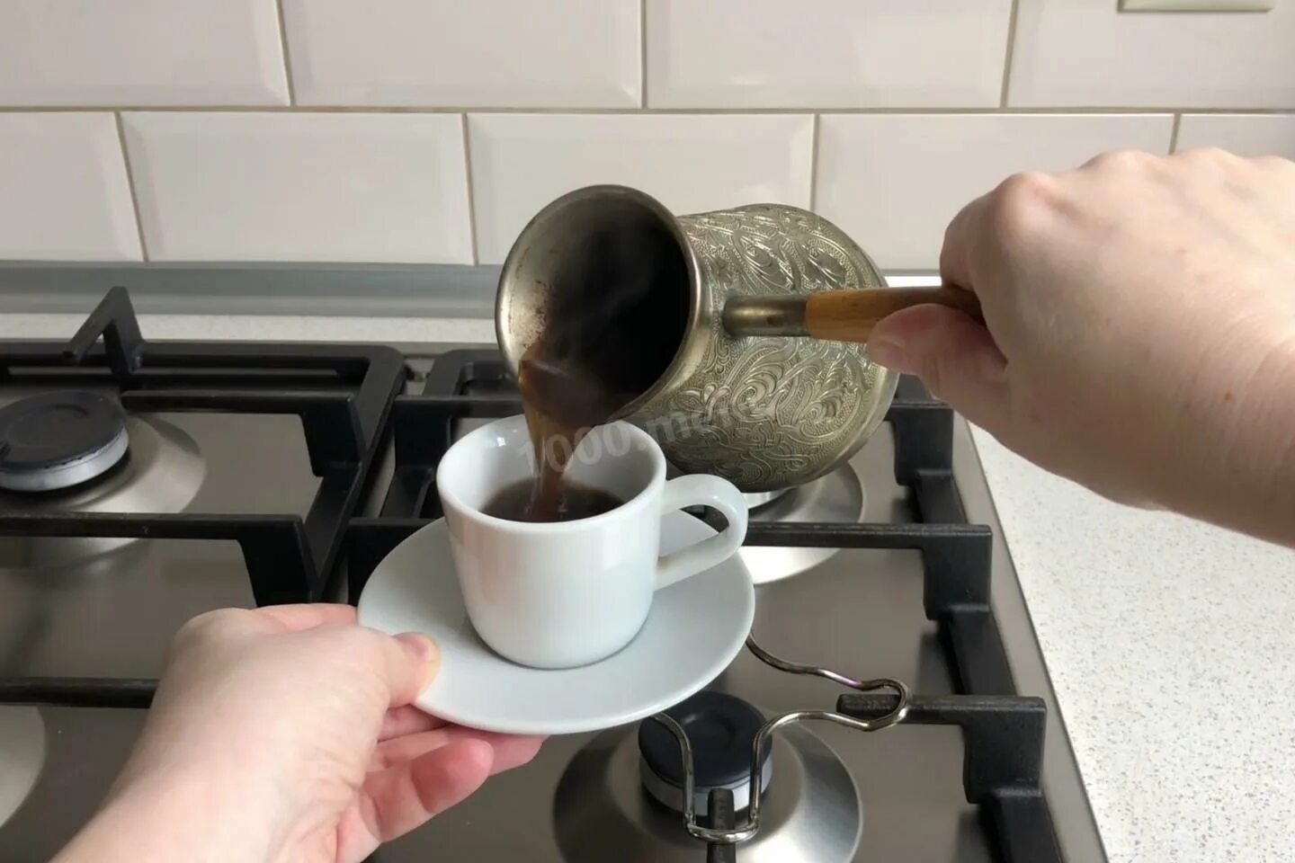 Кофе в турке. Турка на плите. Кофе в турке давлением. Варить кофе.