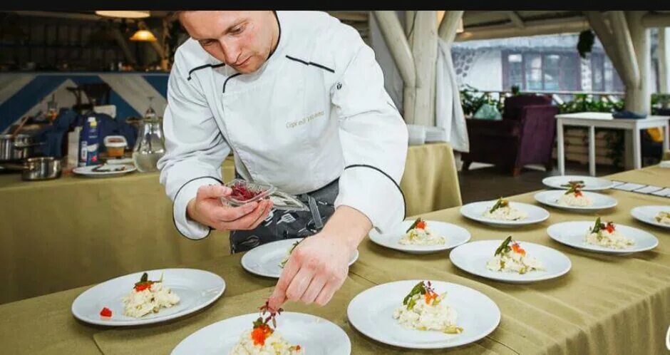 повар в кейтеринг картинки. выездной кейтеринг. шеф повар вольфганг йоганесс пак награды. повар на банкет. кухня кейтеринг.