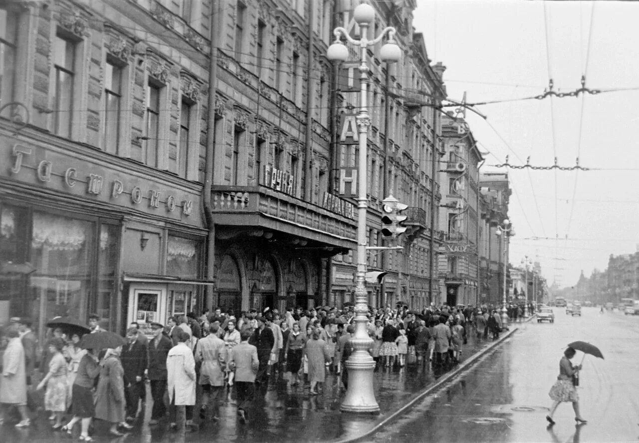 Кинотеатры на невском проспекте санкт петербург. Ленинград 1980 Литейный проспект. Сайгон на Невском в Ленинграде. Кафе Сайгон в Ленинграде в 80е.