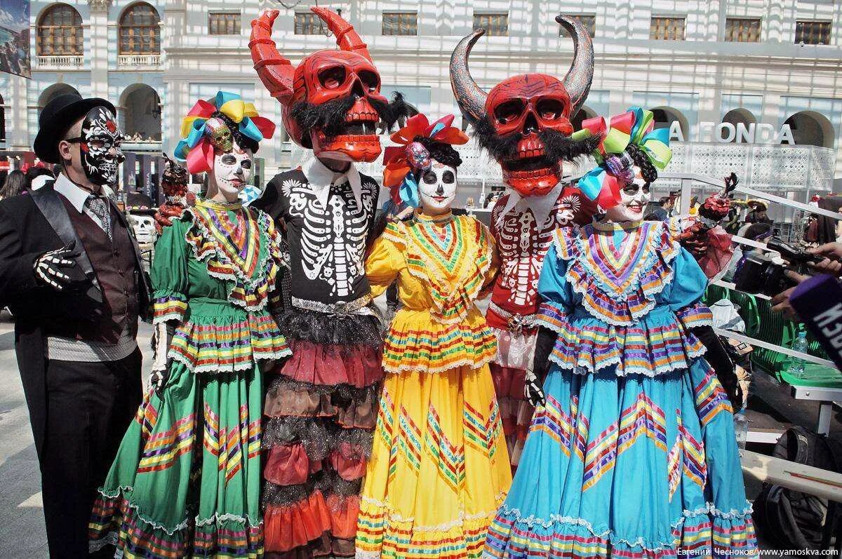 Особенности быта мексики. Мексика карнавал в Сомбреро. Мехико карнавал. Новогодний карнавал Мехико. Карнавал в Мексике день мертвых.