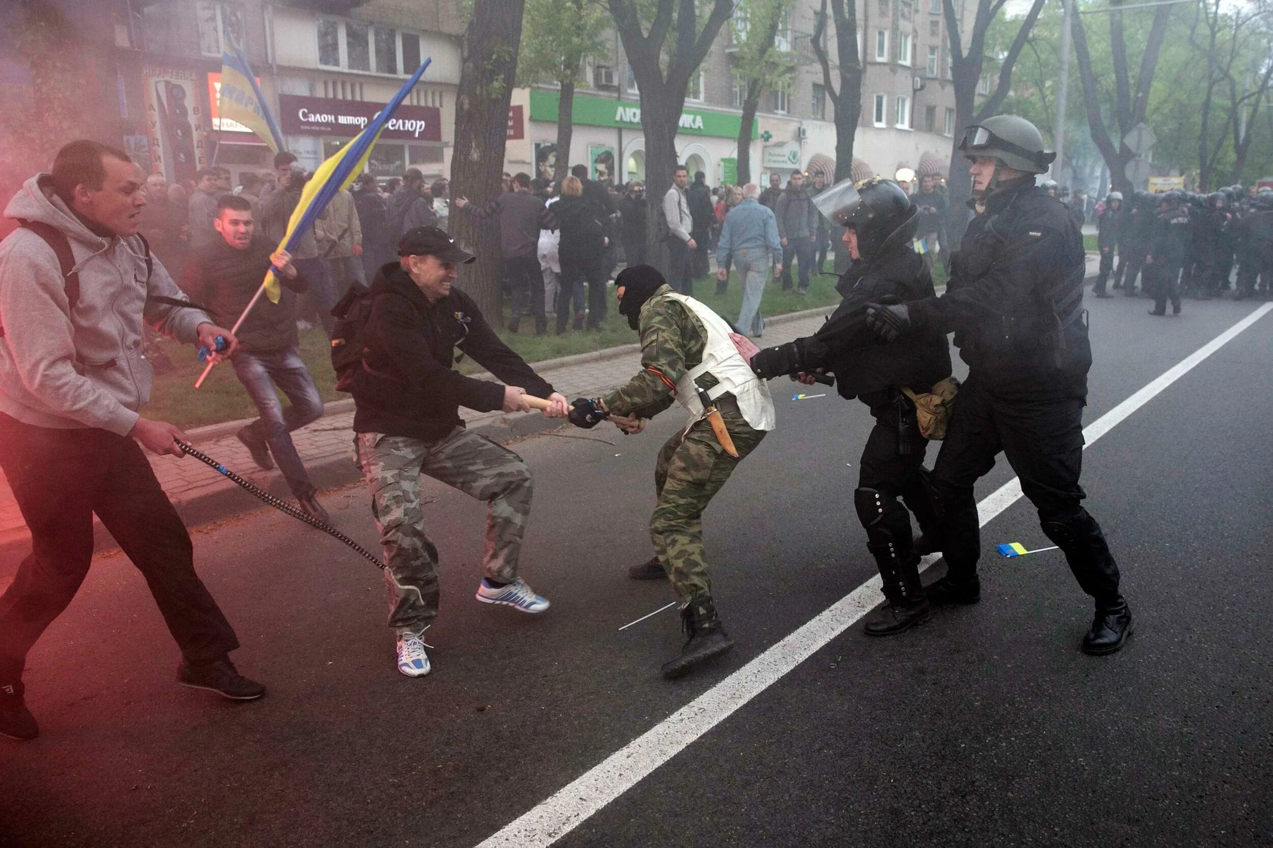 Атаки экстремистов. Экстремисты Украины. Митинги на Донбассе 2014. Ukraine protestors Police. Россия Швейцария.