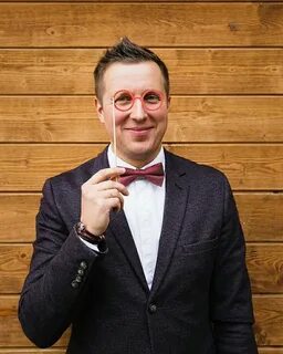 Где находится ведущий
