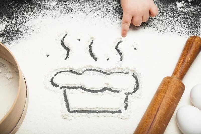 Руки муками. Сердечко на муке. Детские ручки в муке. Тесто тянется. Детские ручки в муке.