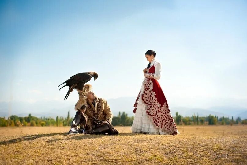 Казахская любовь. Казахские влюбленные. Казакша фотосессия. Казахи пара на коне в казахском костюме.