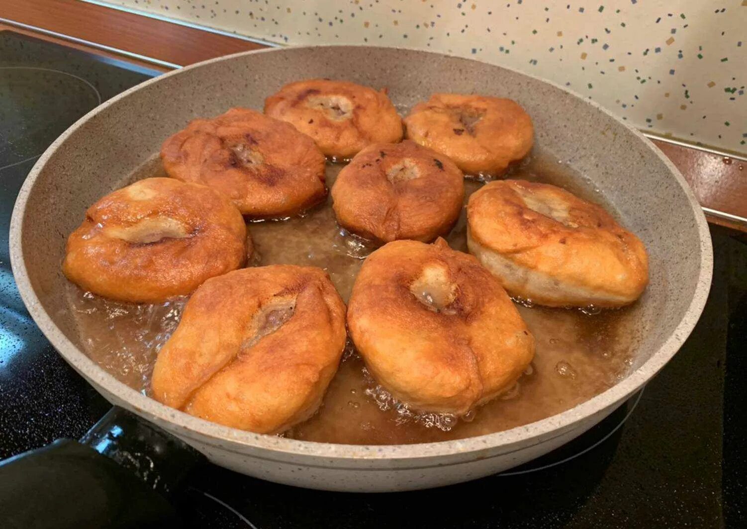 Сколько жарить беляши с мясом. Домашние беляши с мясом. Беляши на сковороде. Беляши с мясом на сковороде. Беляши жареные на сковороде.