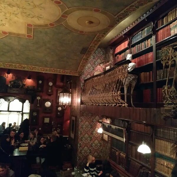 Black pub. Черный лебедь ресторан москва. паб черный лебедь в москве. black swan pub москва интерьер. black swan pub зал алхимия.
