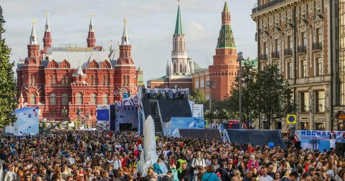 Ближайшие праздники в москве. Праздник. Москва днем. Москва праздник. Салют на красной площади на новый год.