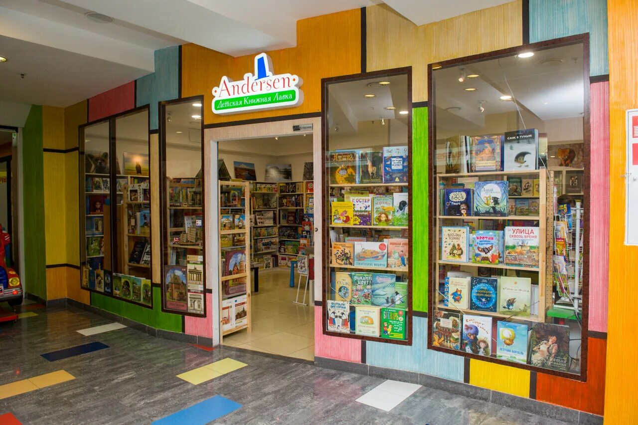 Ребенок в книжном магазине. Ребенок в книжном магазине. Книжный мир. Детские книжки в магазине. Ребенок в книжном магазине.