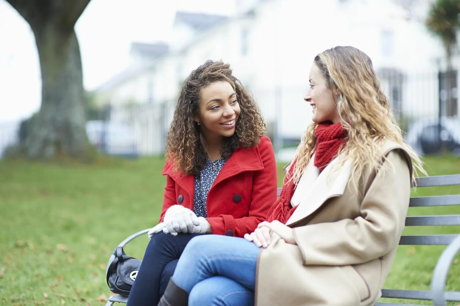 Meet my girl. Люди разговаривают. Женский разговор. Женщина говорит. Women talking 2022.