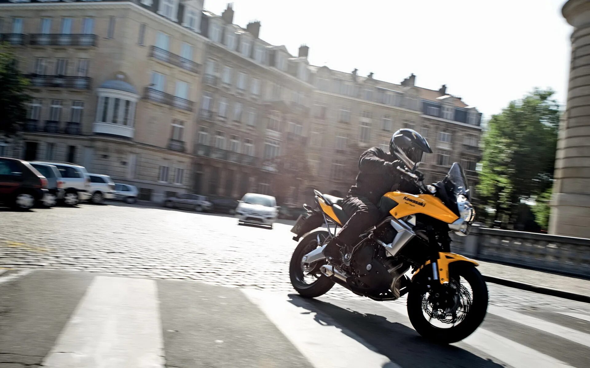 Городской мотоциклист. Городской мотоцикл. Две мотоцикла на городе. Honda hornet 2009. Aprilia sl 750 shiver.