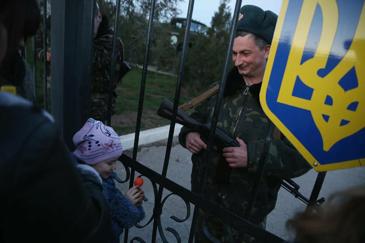 Военные в Крыму 2014. Захват Крыма 2014. Украинская армия в Крыму. Захват воинской части в Крыму. Захват крымской